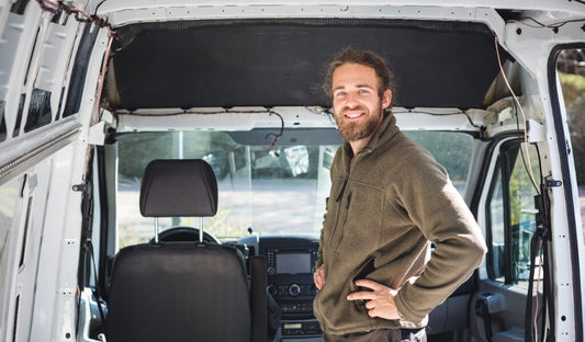Camper Isolierung: Mann bei Camper-Ausbau